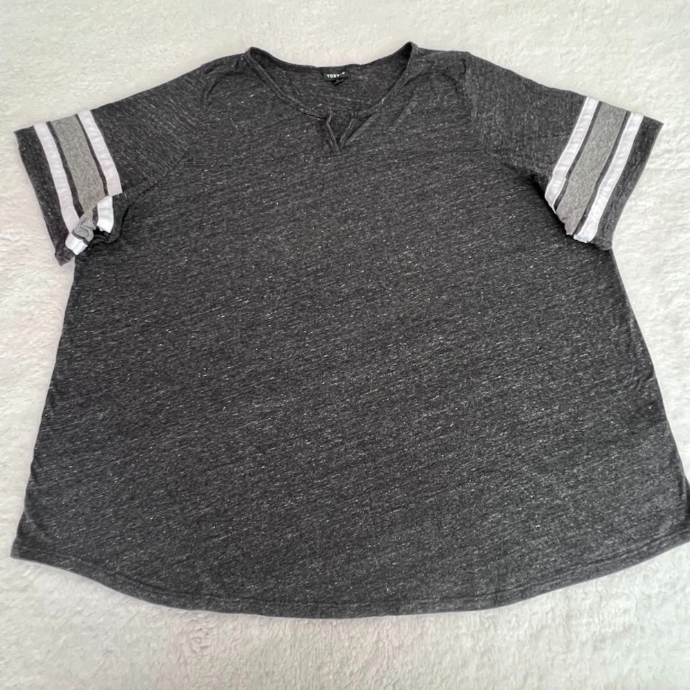 Torrid Women's Size 4 Gray Split V-Neck Short Sleeve Tee Striped Sleeves